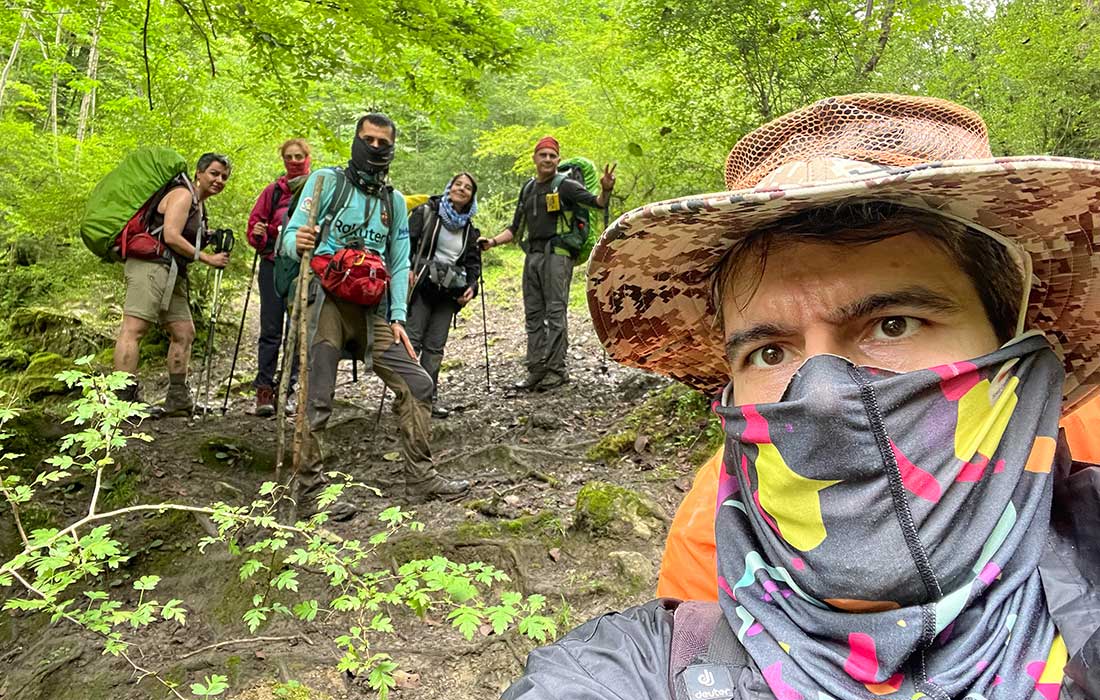 راهنمای تور در مسیر جنگل دیا استان مازندران