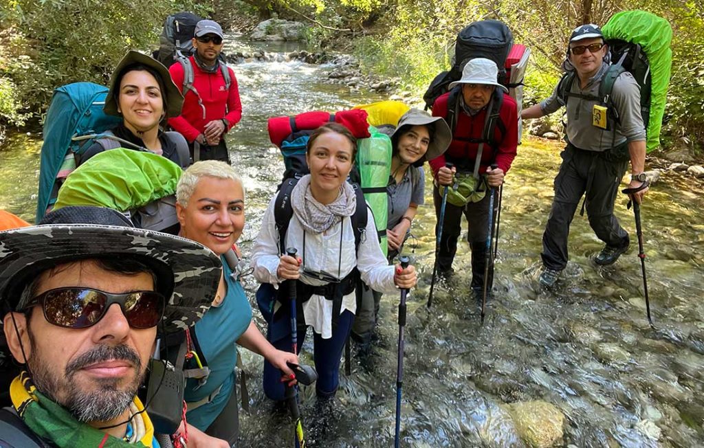 راهنمای تور در مسیر رودخانه نیگاه و دریاچه گهر